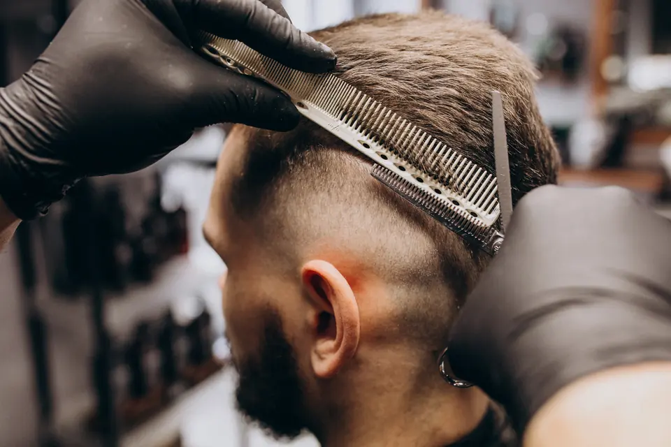Corte de cabelo com tesoura e pente