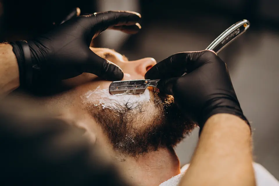 Acabamento da barba na navalha