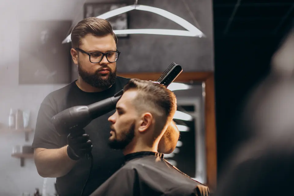 Finalizando o penteado com secador