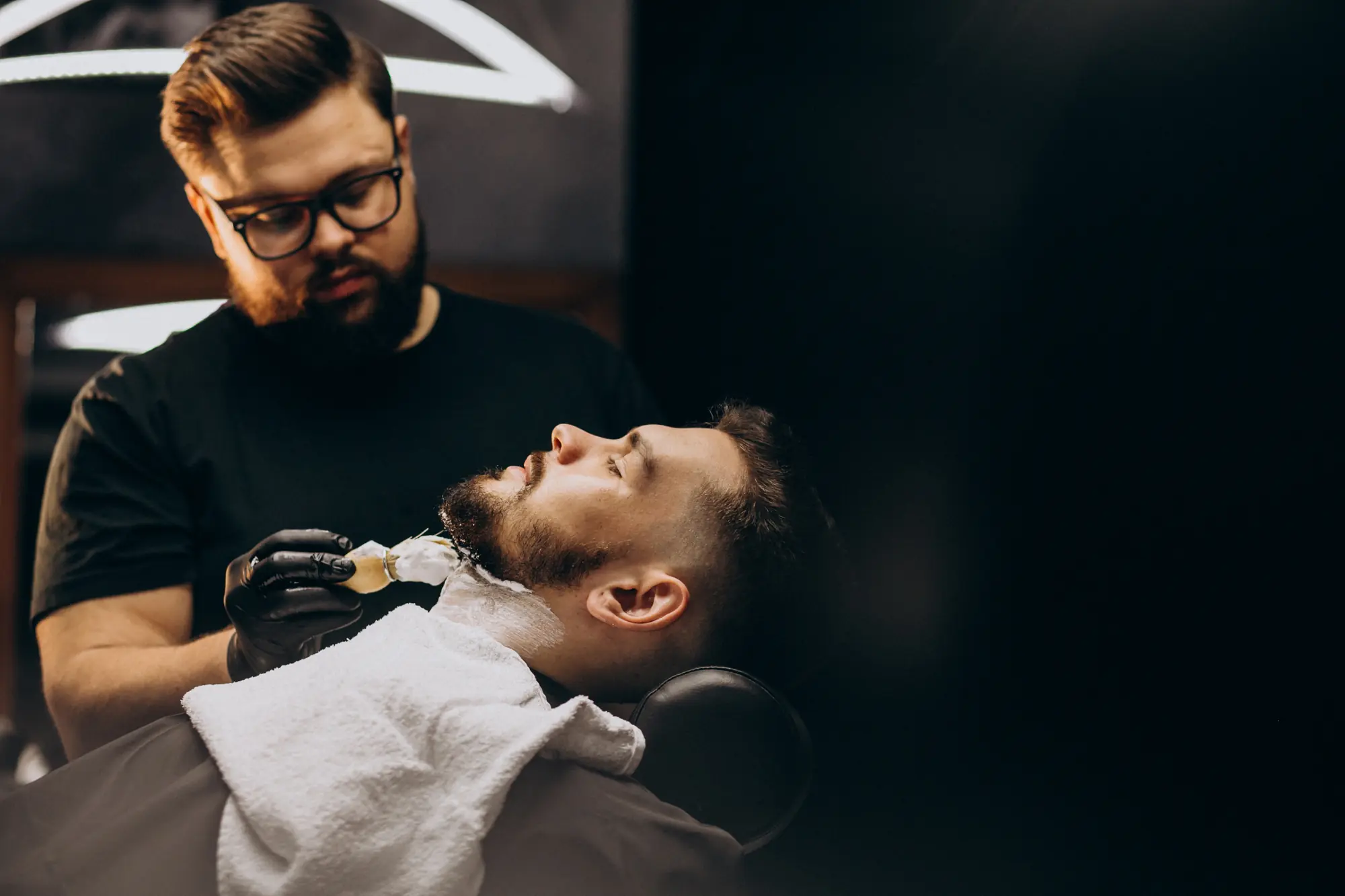 Atendimento de barba com navalha
