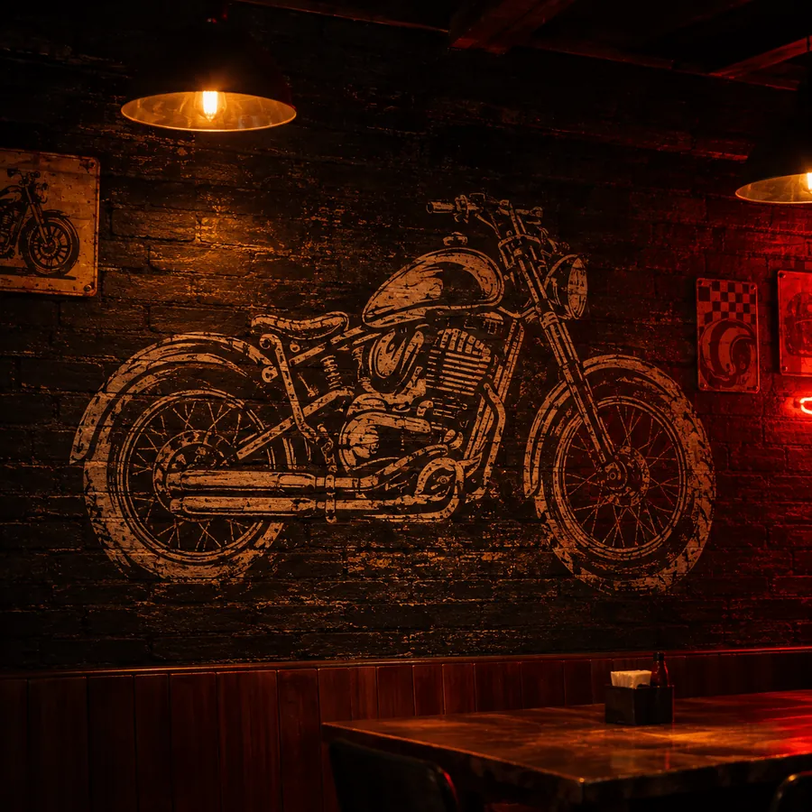 Mural de moto pintado em branco na parede de tijolos escuros, sobre uma mesa de madeira